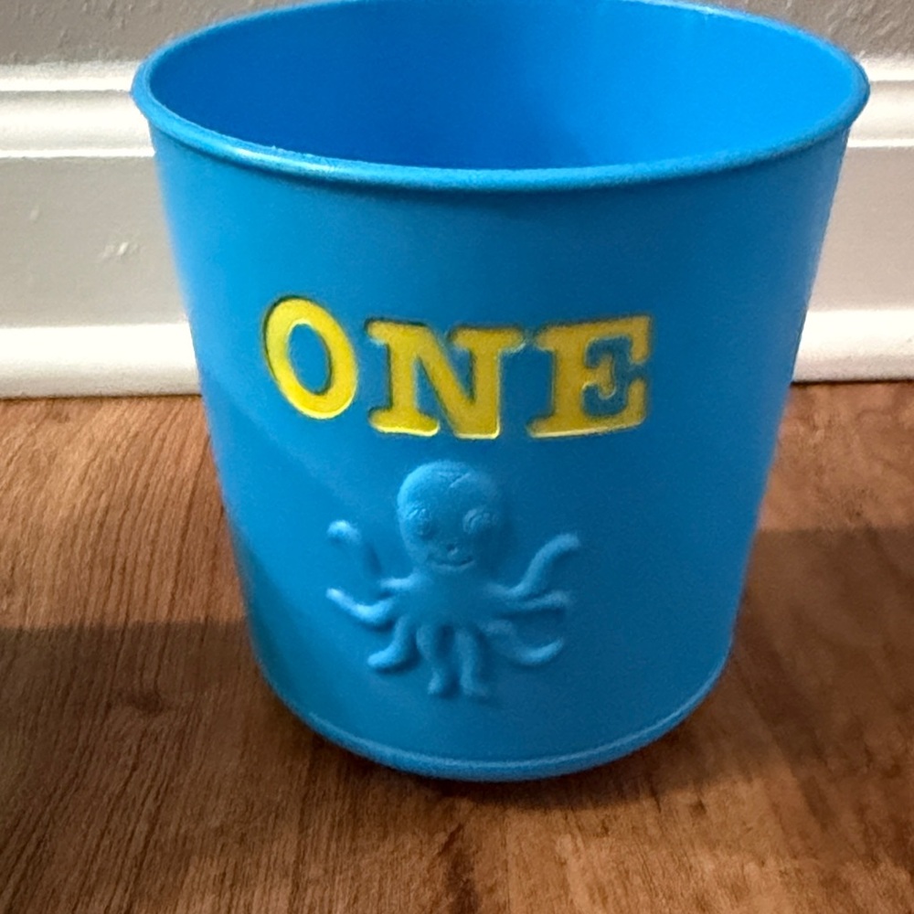 Melissa and Doug Stacking Numbered Beach Buckets and Scoops - Picture 6 of 9